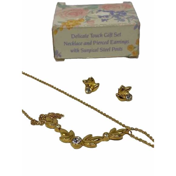 Avon Magnetic Heart Necklace & Earrings Gift Set, Used - Picture 4 of 4